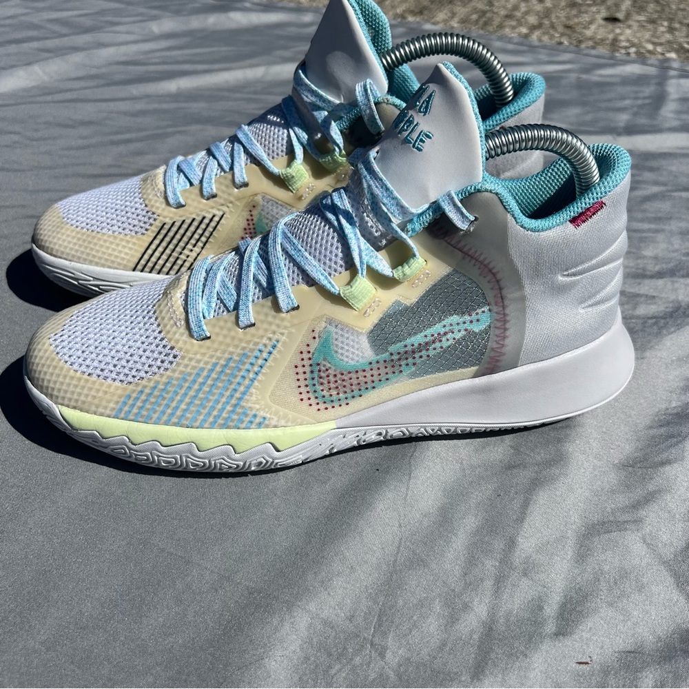 Size 5.5Y - Nike Kyrie Flytrap 5 1 World 1 People BasketBasketball